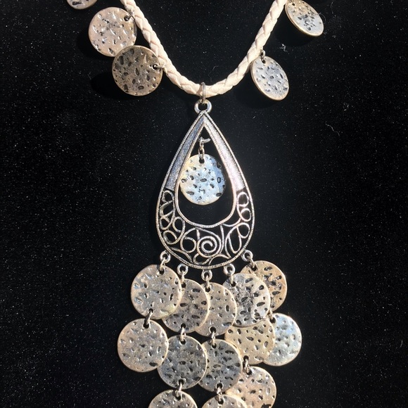 VINTAGE VEGAN SILVER TONE NECKLACE & EARRING SET - Picture 3 of 4